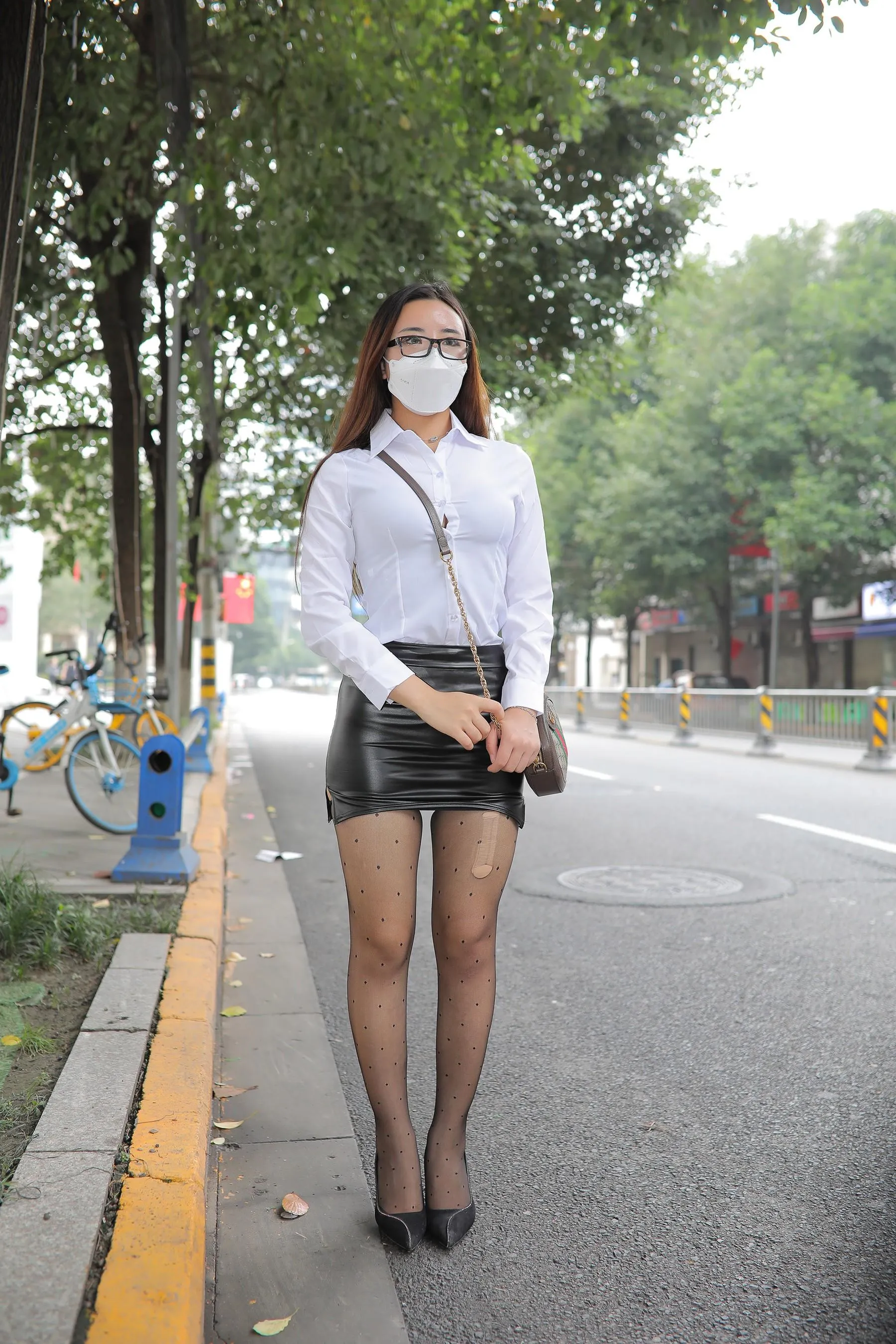 魔镜街拍 NO.181 牛男街拍 去休假的黑丝皮裙美女 [763P]插图3